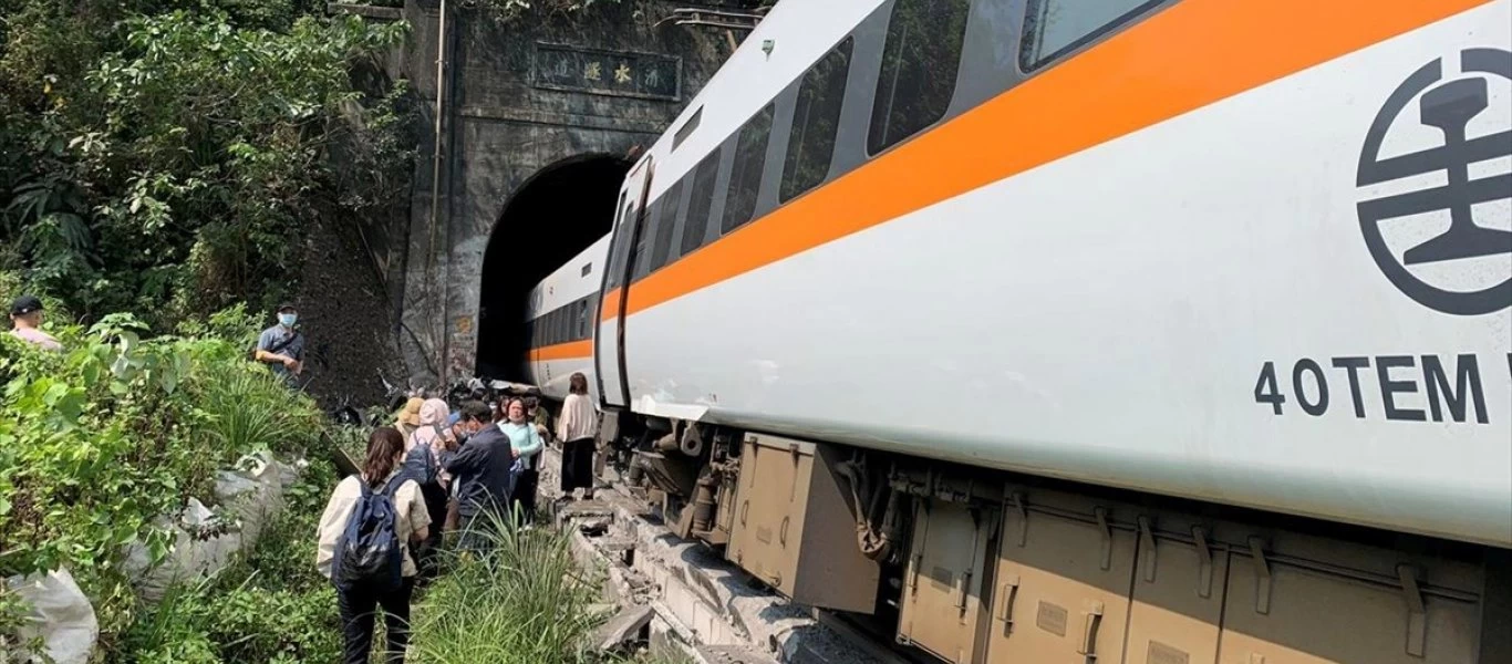 Ταϊβάν: Ένταλμα σύλληψης για τον υπεύθυνο του εργοταξίου για το πολύνεκρο δυστύχημα με τρένο - Τριήμερο εθνικό πένθος